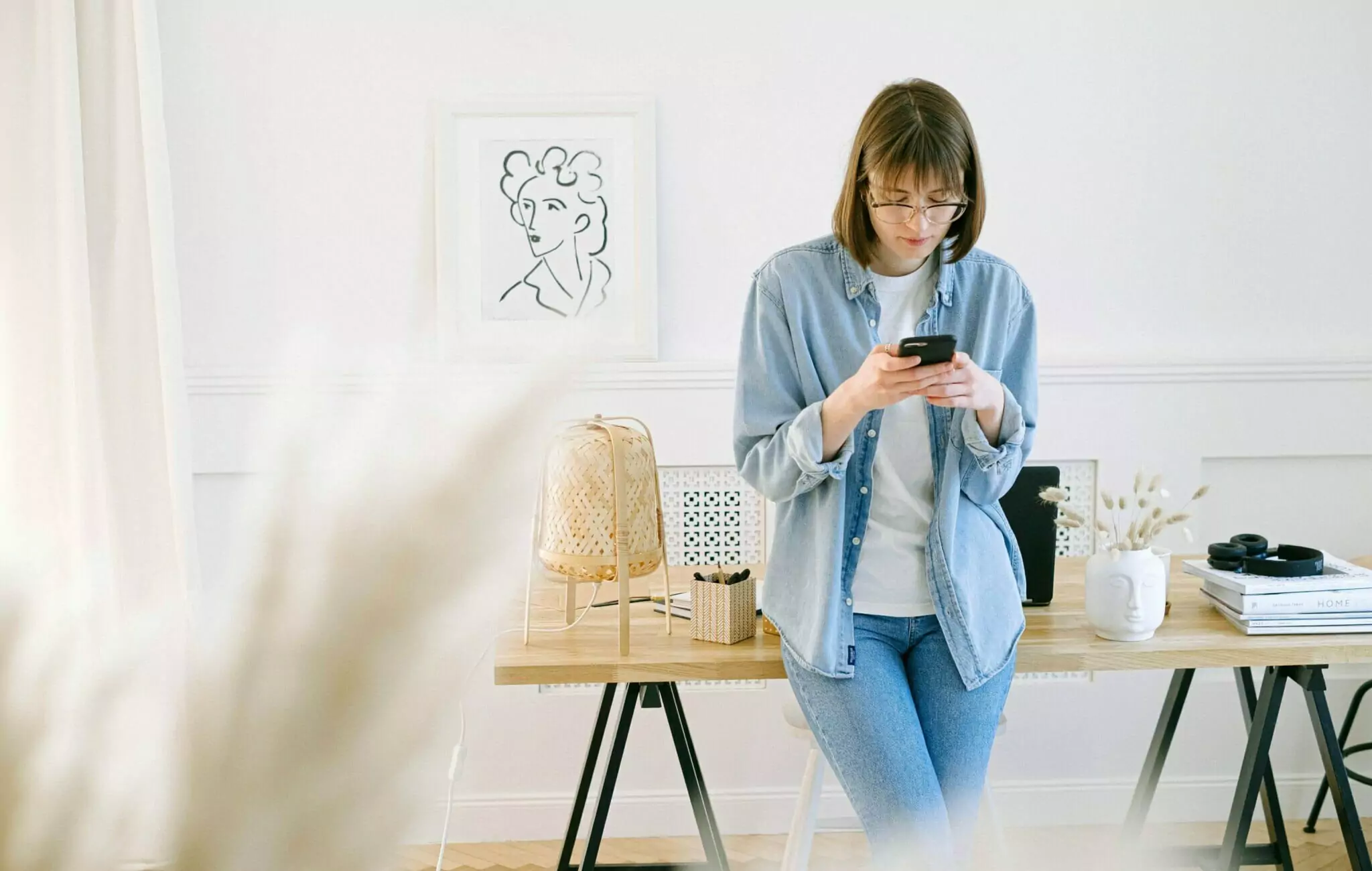 Symbolfoto zu einem Beitrag von 5min.at: Eine Frau tippt auf ihrem Handy