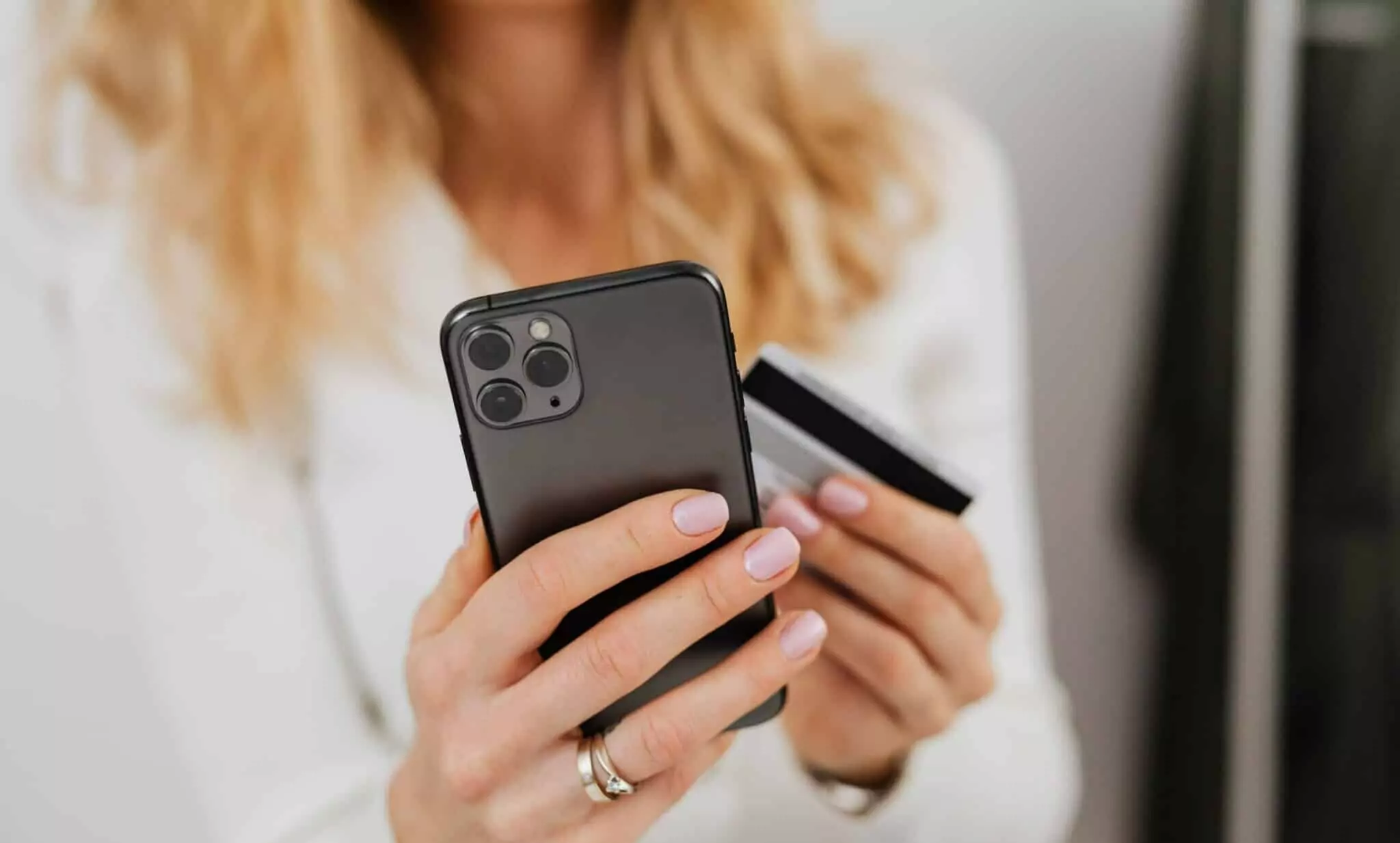 Symbolfoto zu einem Beitrag von 5min.at: Eine Frau gibt ihre Kreditkartendetails preis