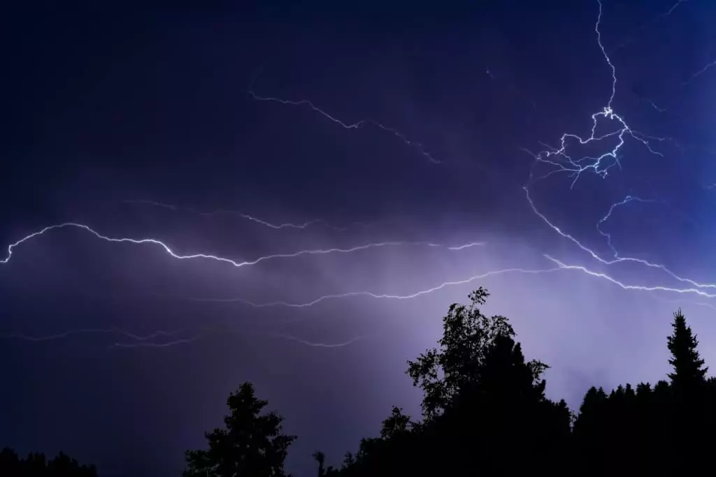 Symbolfoto zu einem Beitrag von 5min.at: Gewitter und Blitze in Rosegg
