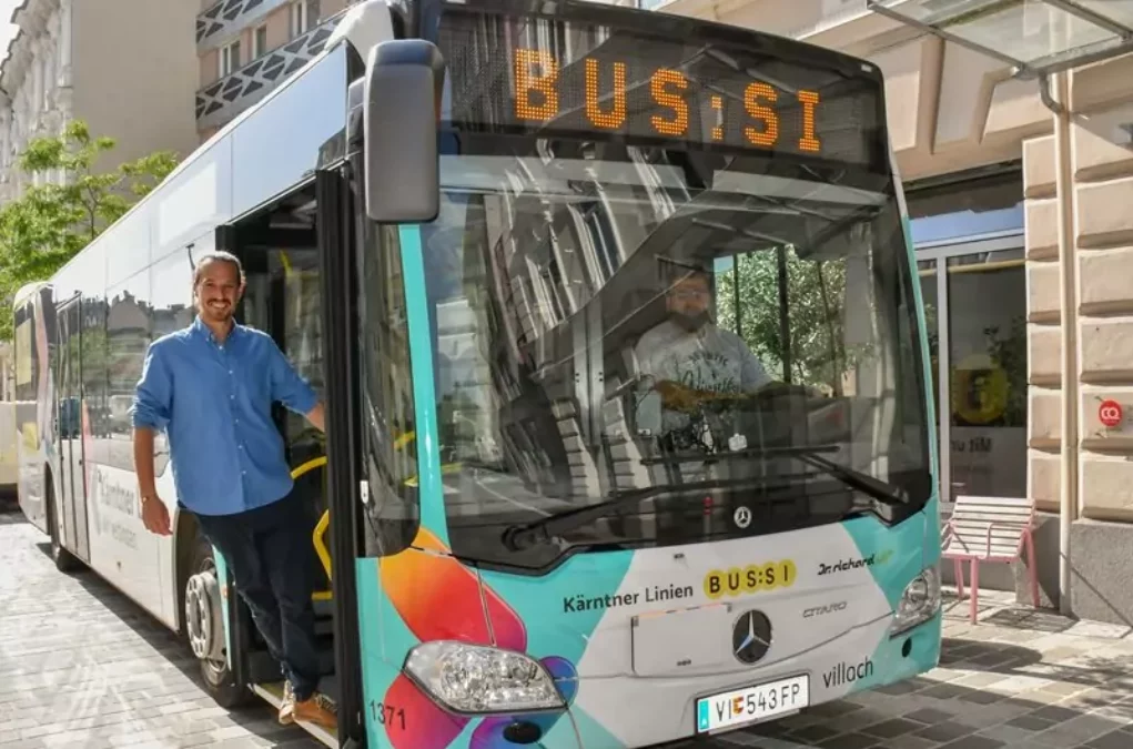 Symbolfoto 5min.at: Mobilitätsreferent Sascha Jabali Adeh bei einem Bus.si Bus