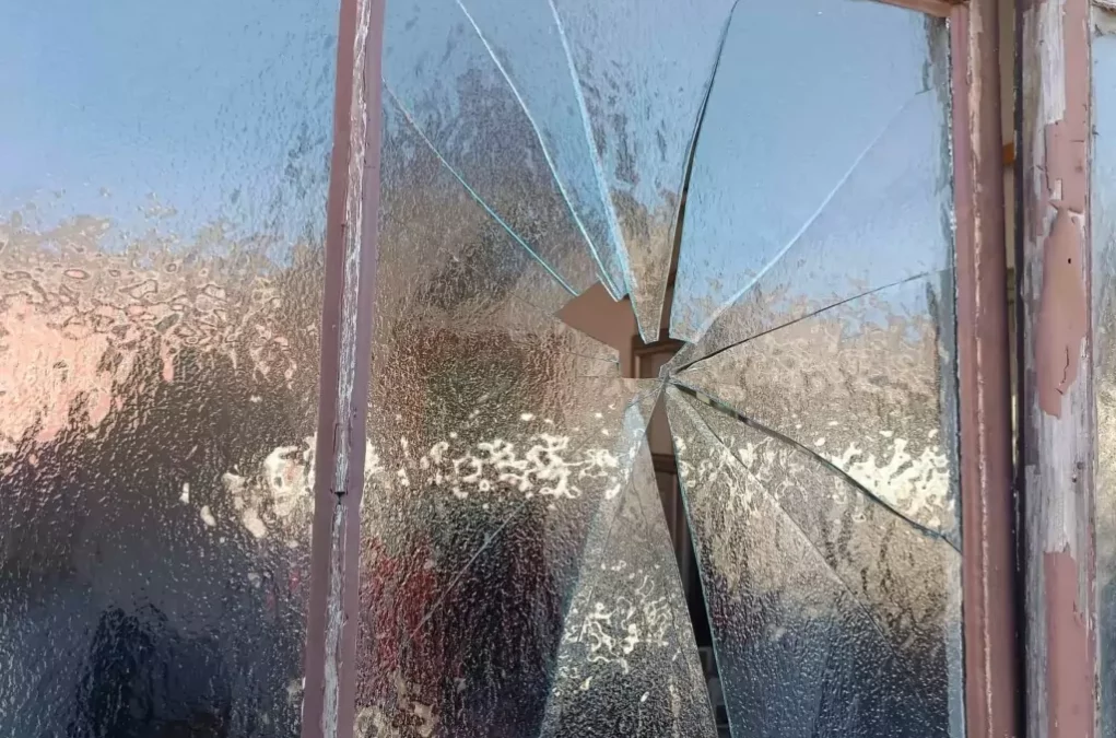 Symbolfoto von 5min.at: Fenster eines Geb&auml;udes wurde eingeschlagen.