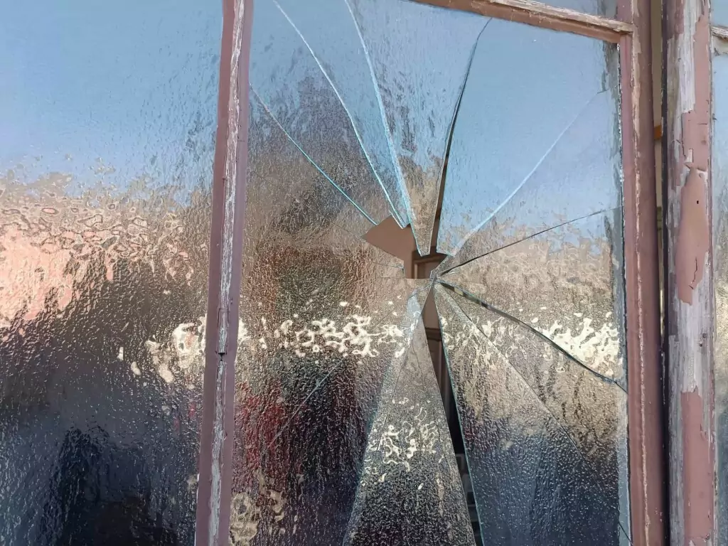 Symbolfoto von 5min.at: Fenster eines Gebäudes wurde eingeschlagen.