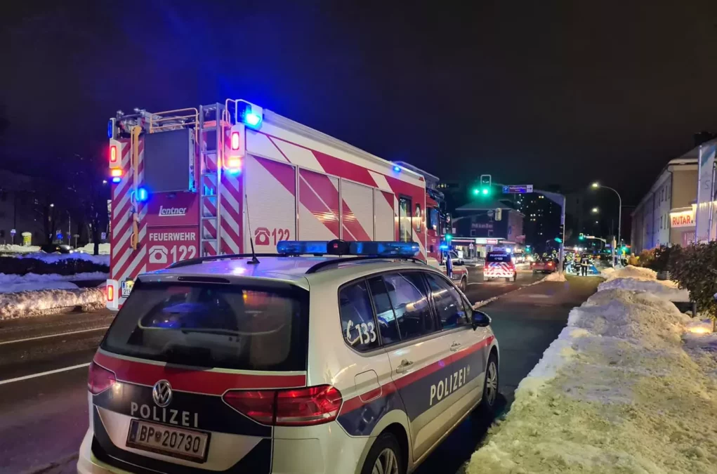 Symbolfoto zu einem Beitrag von 5min.at: Polizei und Feuerwehr nachts im Einsatz in Villach