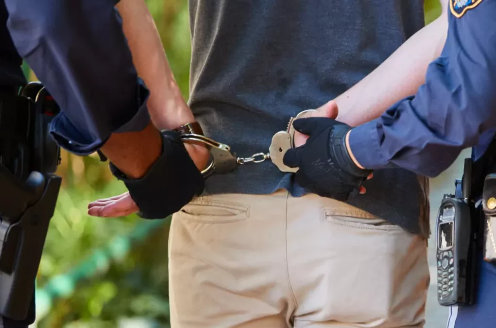 Symbolfoto von 5min.at: Polizisten verhaftet einen Verd&auml;chtigen.