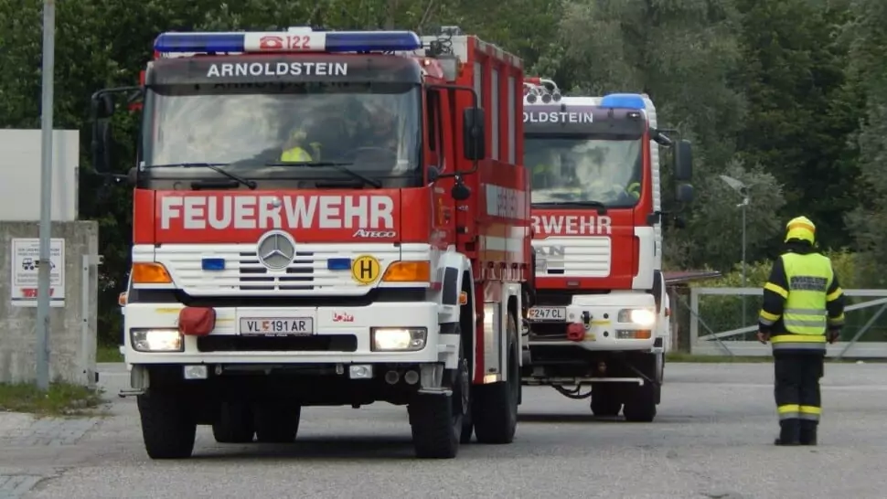 Foto auf 5min.at: Das Foto zeigt zwei Feuerwehrfahrzeuge der Freiwilligen Feuerwehr Arnoldstein.