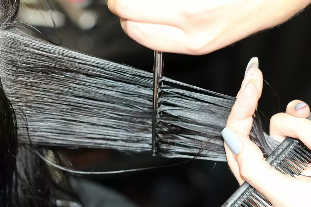 Symbolfoto von 5min.at: Person bekommt einen neuen Haarschnitt im Friseursalon.