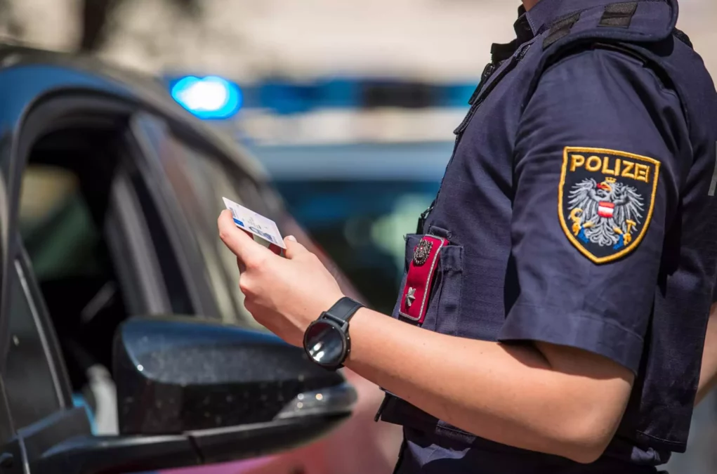 Symbolfoto zu einem Beitrag von 5min.at: Ein Polizist kontrolliert einen Autofahrer
