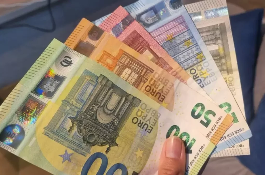 Symbolfoto von 5min.at: Frau h&auml;lt verschiedene Geldscheine in der Hand.