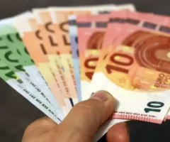 Symbolfoto: Person hält verschiedene Geldscheine in der Hand.