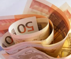 Symbolfoto von 5min.at: 50-Euro-Scheine zu einer Rolle zusammengerollt.