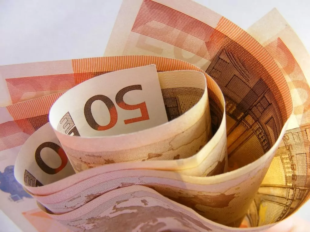 Symbolfoto von 5min.at: 50-Euro-Scheine zu einer Rolle zusammengerollt.
