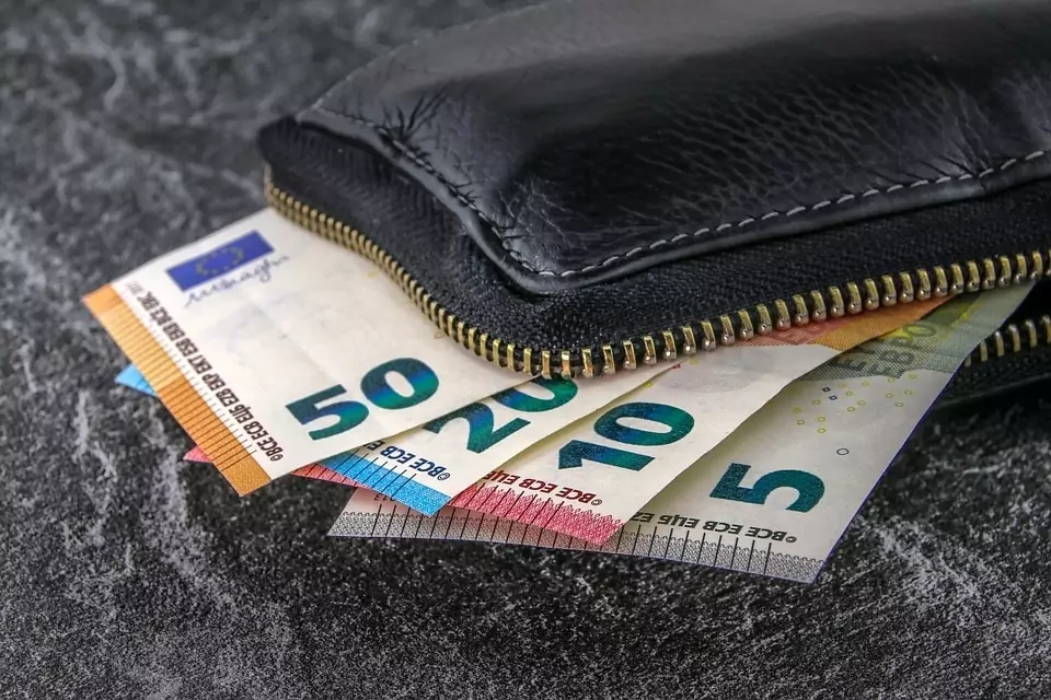 Symbolfoto von 5min.at: Geldscheine in einer Brieftasche.