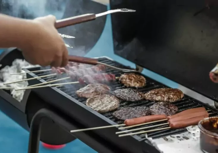 Symbolfoto zu einem Beitrag von 5min.at: Jemand grillt Fleisch