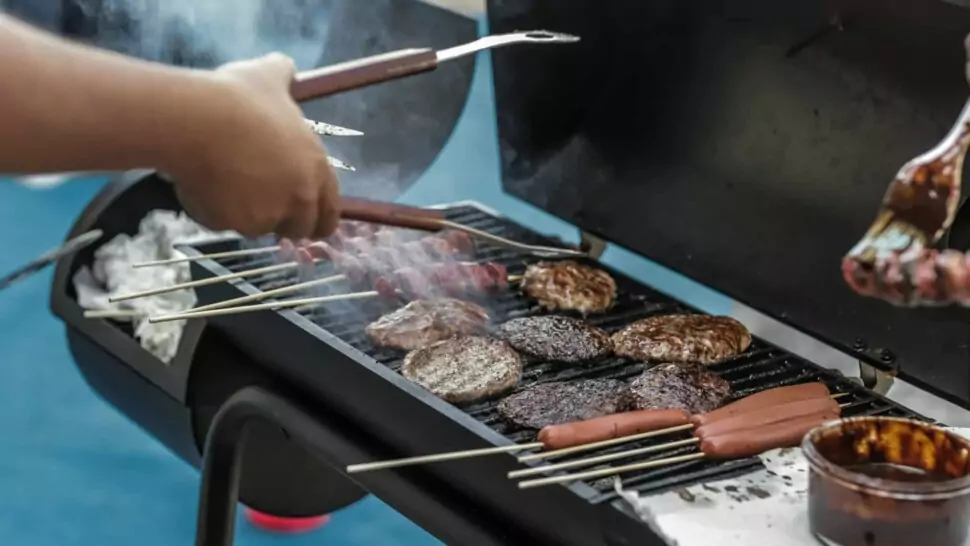 Symbolfoto zu einem Beitrag von 5min.at: Jemand grillt Fleisch