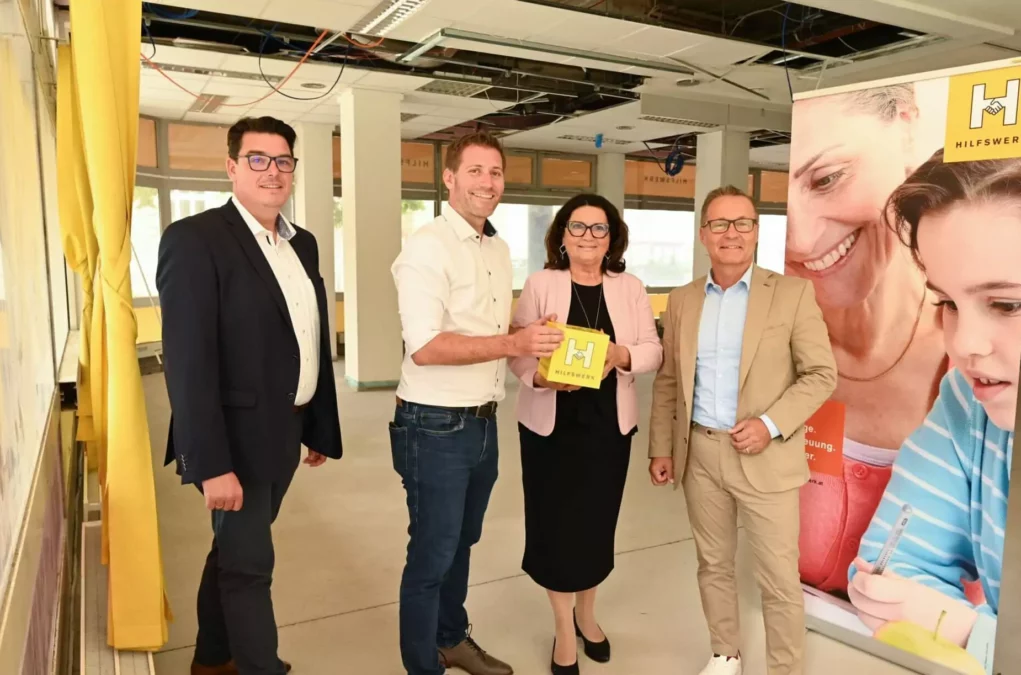 Foto zu einem Beitrag von 5min.at: V. l. n. r.: Hilfswerk-Geschäftsführer Hannes Lora mit Bildungsreferent Vizebürgermeister Philipp Liesnig, Hilfswerk-Präsidentin Elisabeth Scheucher und Hilfswerk- Geschäftsführer Horst Krainz.