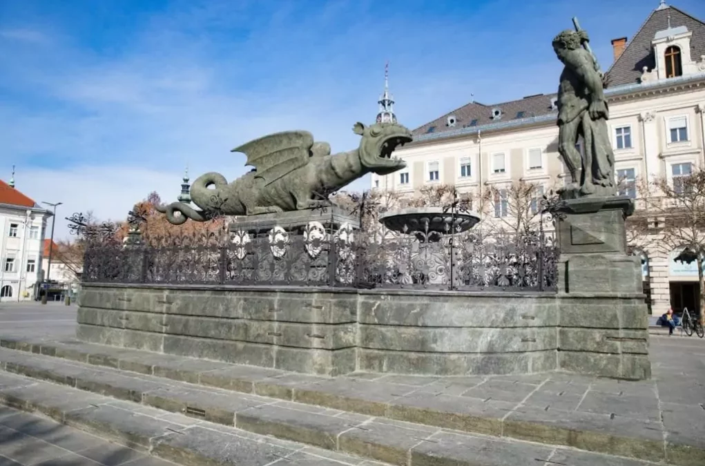 Symbolfoto von 5min.at: Lindwurm in Klagenfurt im Sommer