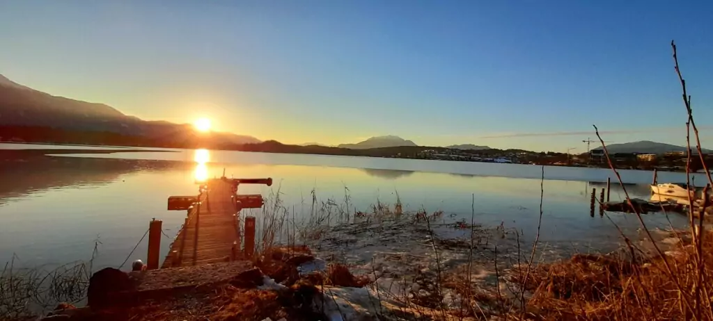 Symbolfoto von 5min.at: Sonnenuntergang am Faaker See im Winter