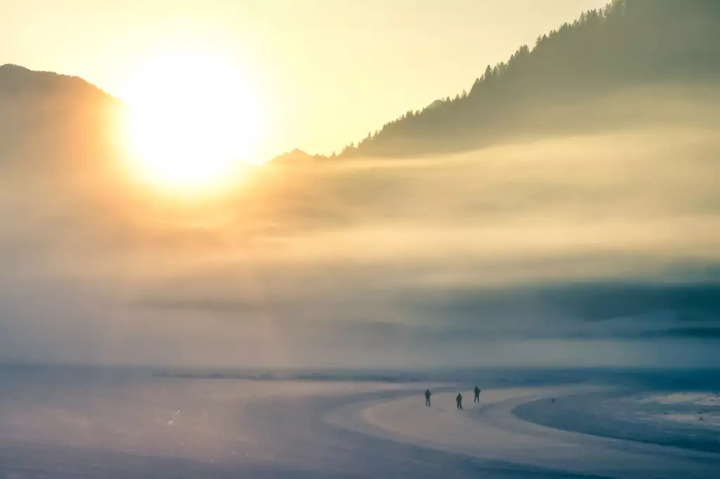 Symbolfoto von 5min.at: Sonnenaufgang am Weißensee im Winter