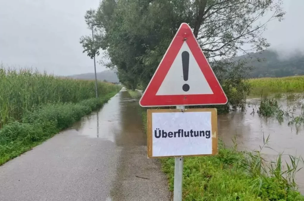 Symbolfoto von 5min.at: Weg versperrt wegen Hochwasser in Klagenfurt