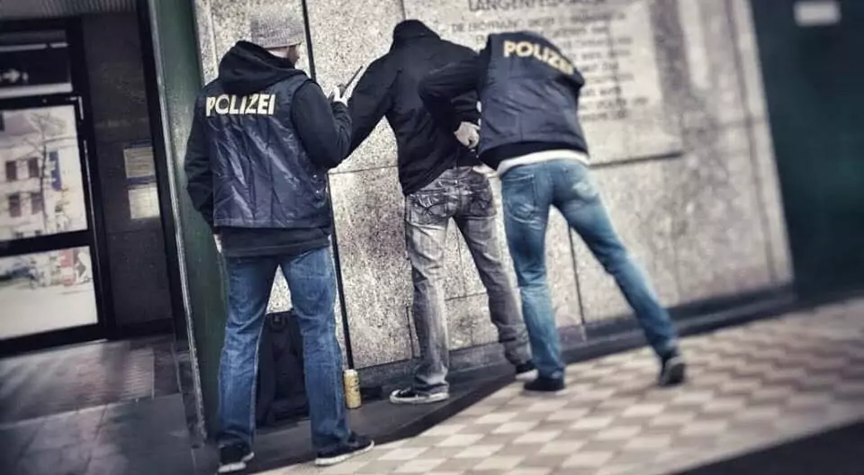 Symbolfoto von 5min.at: Plozisten bei der Festnahme eines Mannes.