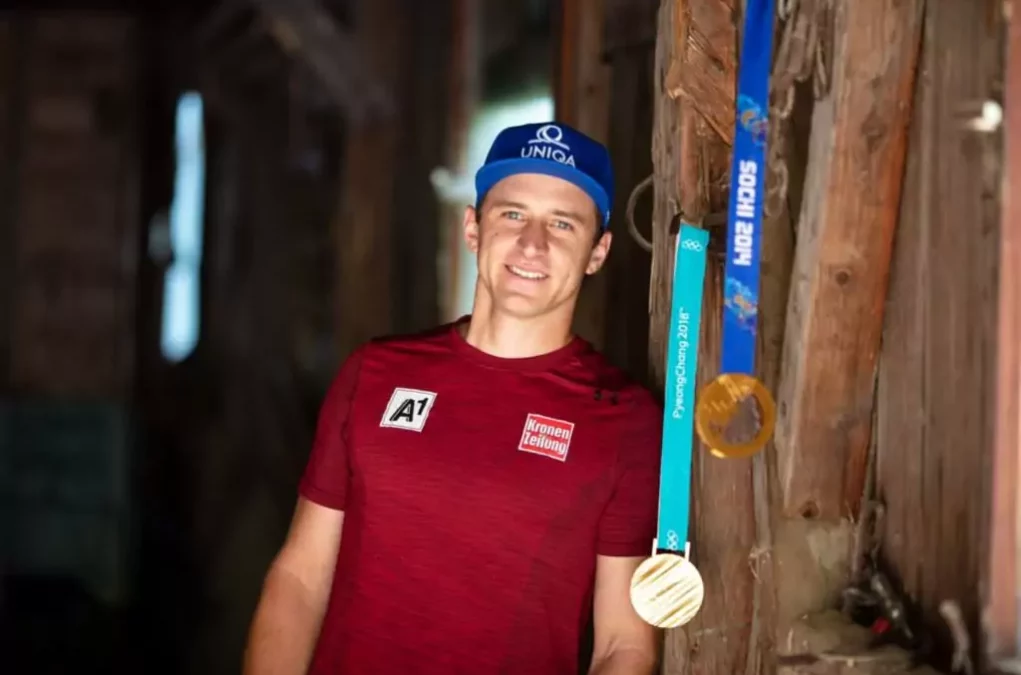 Symbolfoto von 5min.at: Skisportler Matthias Mayer mit zwei Olympiamedaillen.