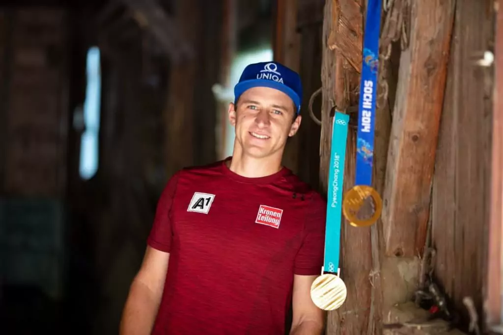 Symbolfoto von 5min.at: Skisportler Matthias Mayer mit zwei Olympiamedaillen.