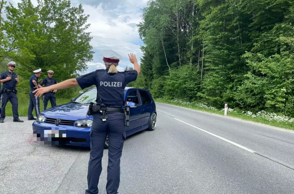 Symbolfoto zu einem Beitrag von 5min.at: Polizisten kontrollieren den Verkehr