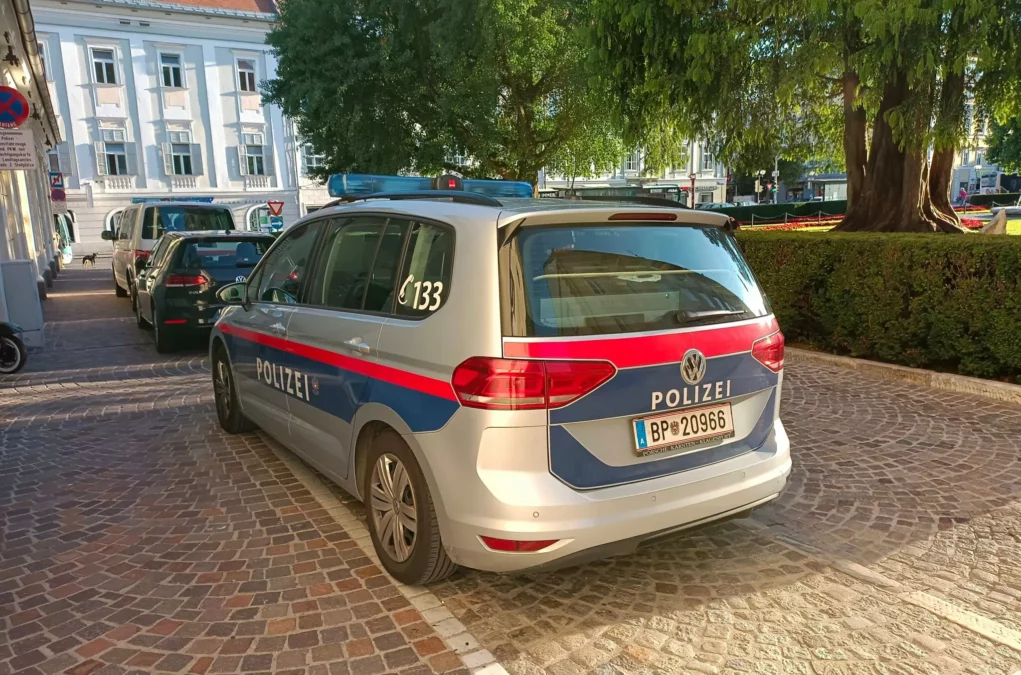 Symbolfoto zu einem Beitrag von 5min.at: Eine Klagenfurter Polizeistreife parkend