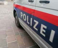 Symbolfoto zu einem Beitrag von 5min.at: Eine Polizeistreife parkend