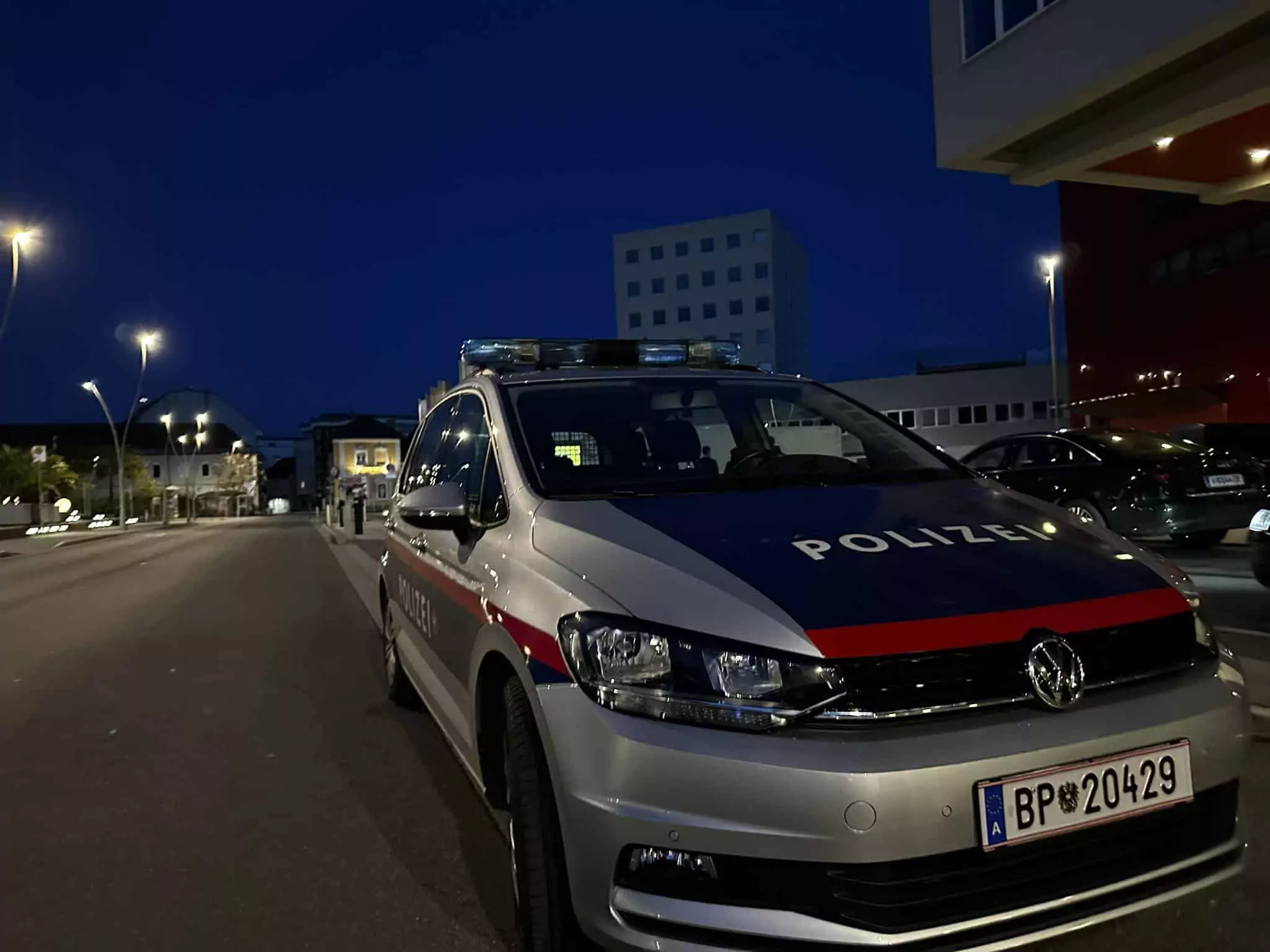 Symbolfoto zu einem Beitrag von 5min.at: Eine Polizeistreife in Villach bei Nacht