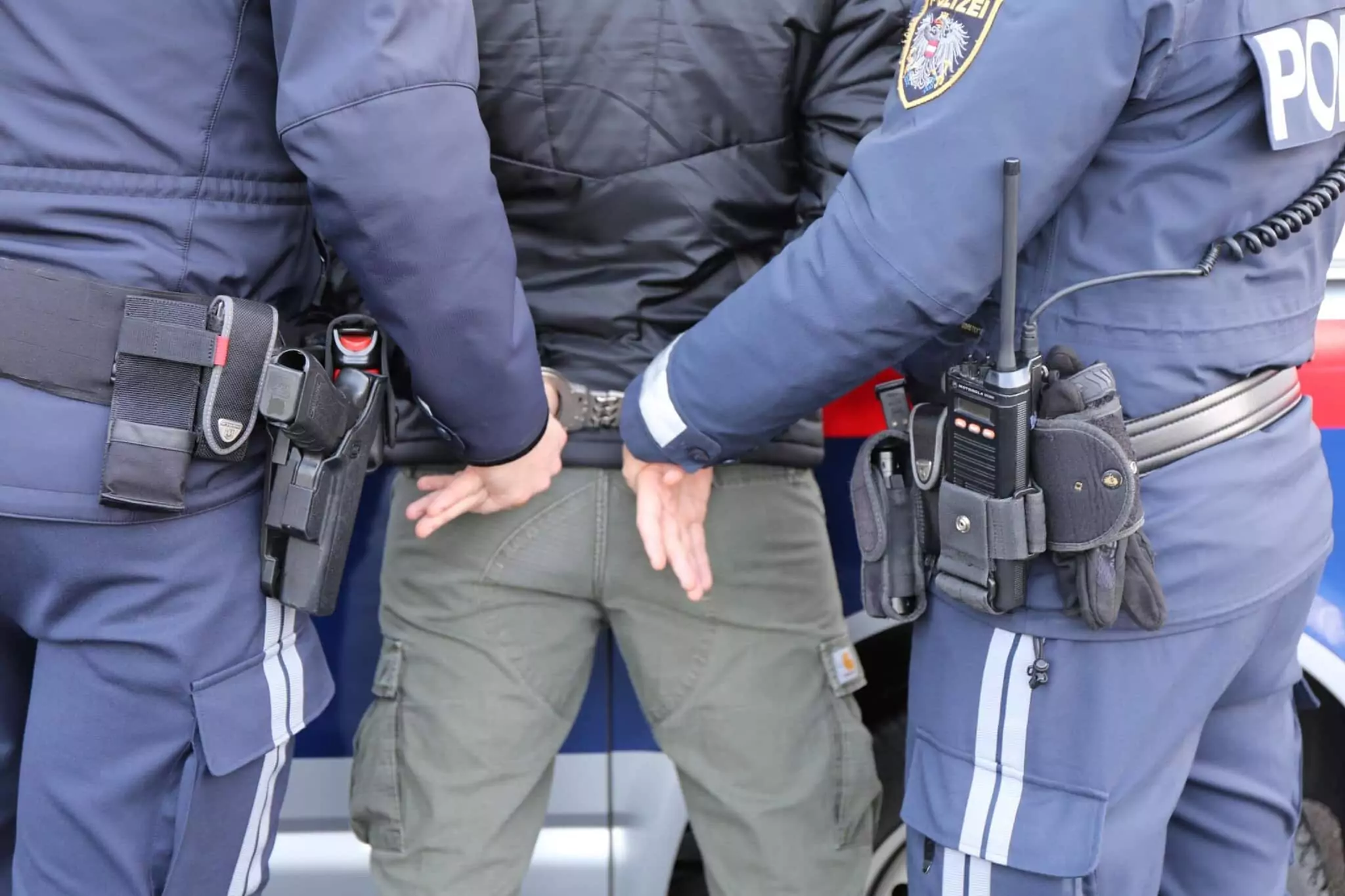 Symbolfoto zu einem Beitrag von 5min.at: Ein Mann wird festgenommen