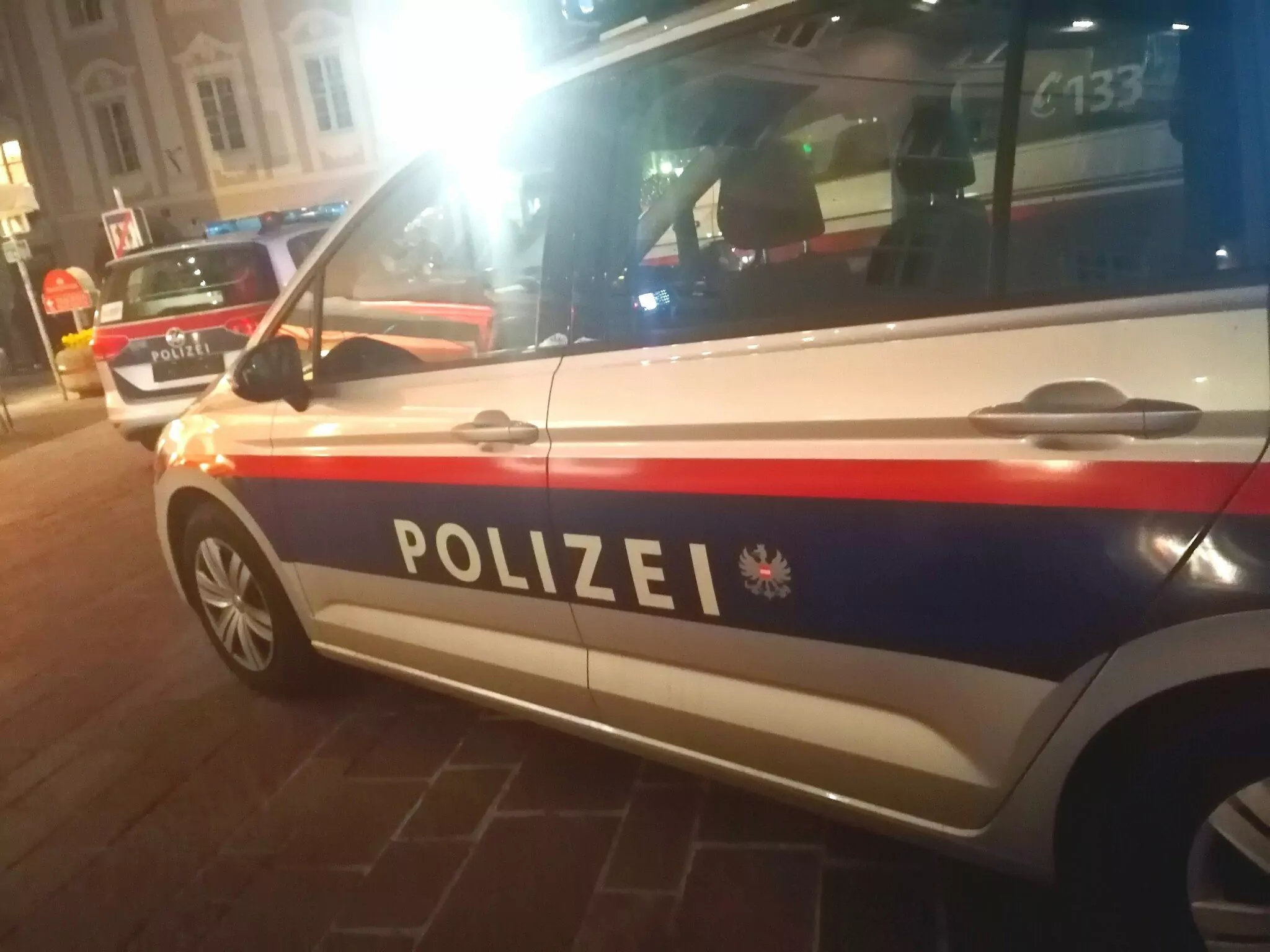 Symbolfoto zu einem Beitrag von 5min.at: Klagenfurter Polizei bei Nacht