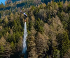 Symbolfoto zu einem Beitrag von 5min.at: Ein Polizeihubschrauber bei einem Löscheinsatz