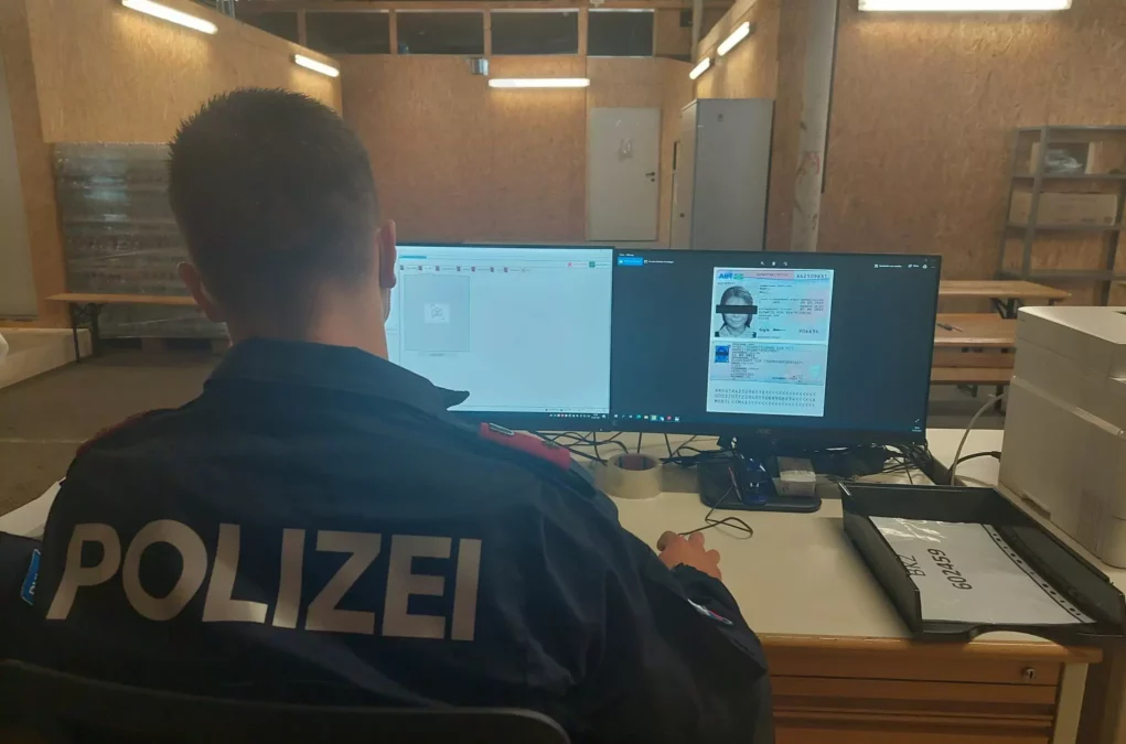 Symbolfoto zu einem Beitrag von 5min.at: Ein Polizist hat am PC-Bildschirm einen Führerschein