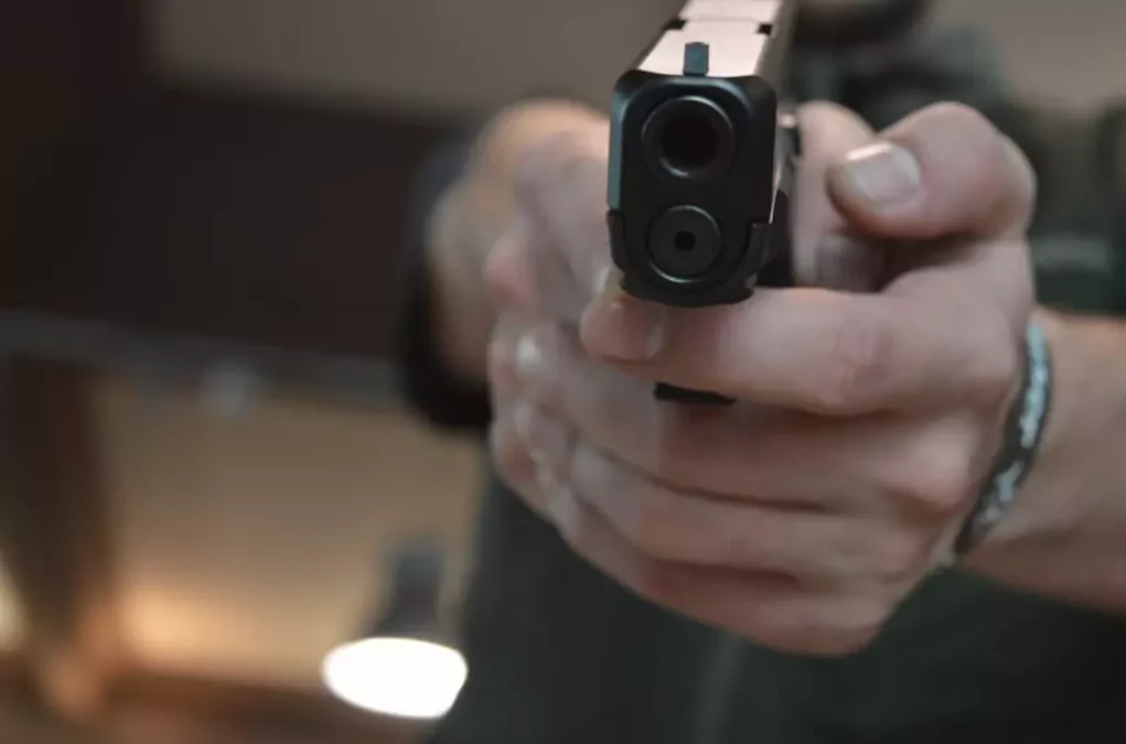 Symbolfoto von 5min.at: Mann zielt mit einer Waffe auf sein Opfer.