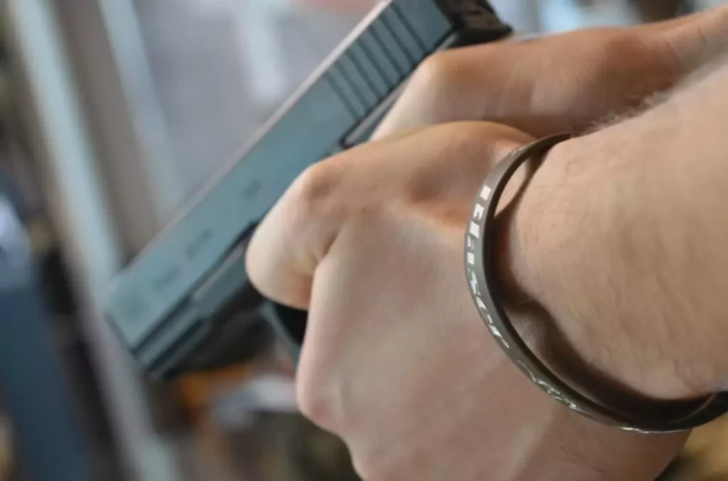 Symbolfoto von 5min.at: Mann zielt mit einer Waffe auf sein Opfer.