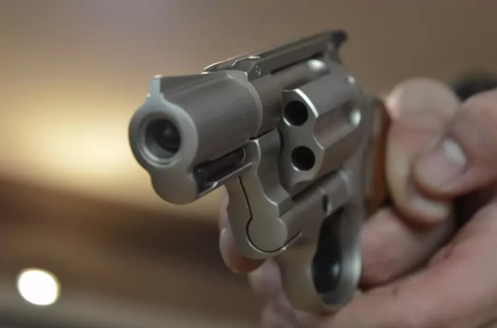 Symbolfoto von 5min.at: Mann zielt mit einer Waffe auf sein Opfer.