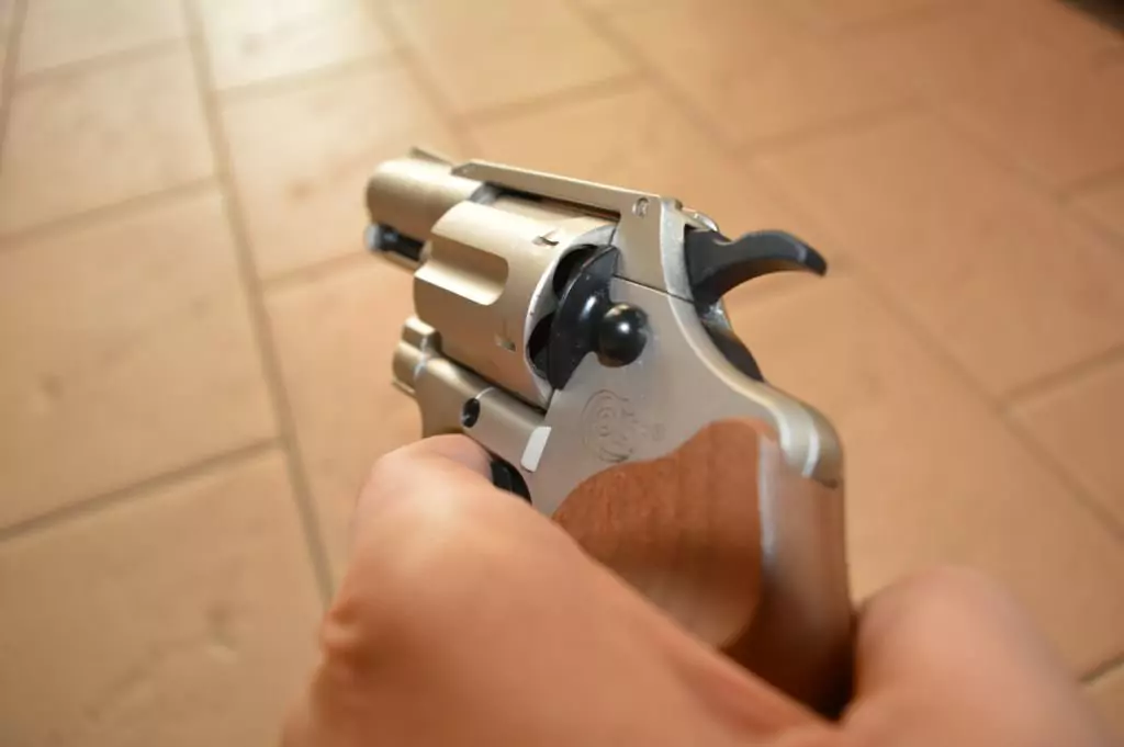 Symbolfoto von 5min.at: Mann zielt mit einer Waffe auf sein Opfer.