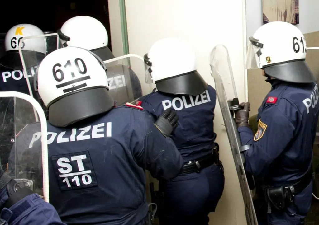 Symbolfoto von 5min.at: Spezialeinheit stürmt ein Gebäude.