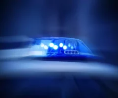 Symbolfoto von 5min.at: Polizeiauto mit eingeschaltetem Blaulicht bei Nacht.