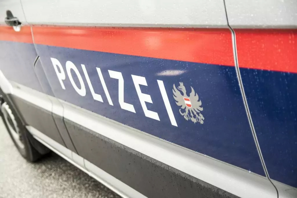 Symbolfoto von 5min.at: Nahaufnahme eines Polizeiautos bei Regen.