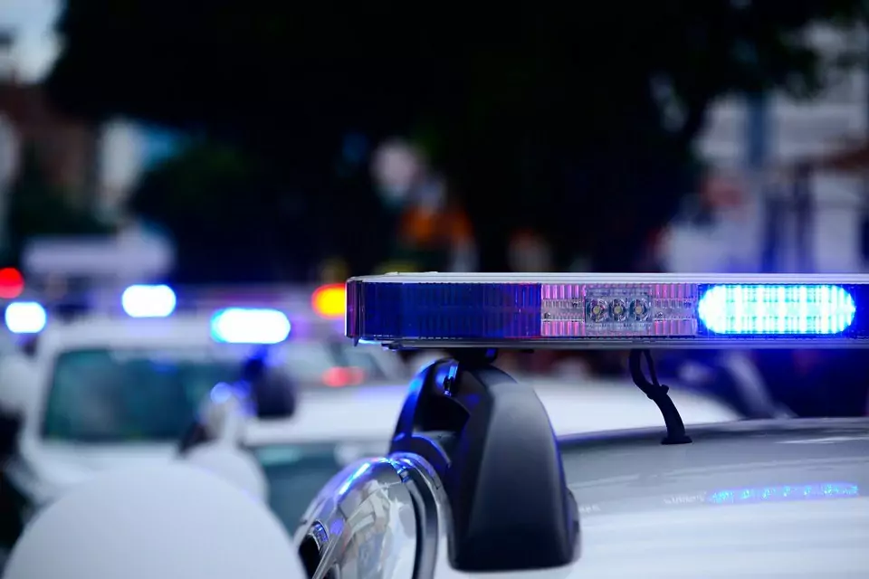 Symbolfoto von 5min.at: Polizeiautos mit eingeschaltetem Blaulicht.