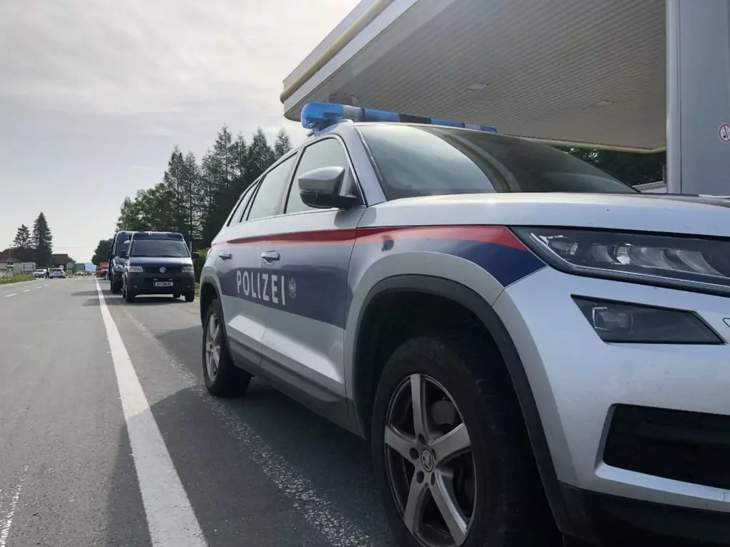 Symbolfoto von 5min.at: Polizeiauto bei Tag im Einsatz.
