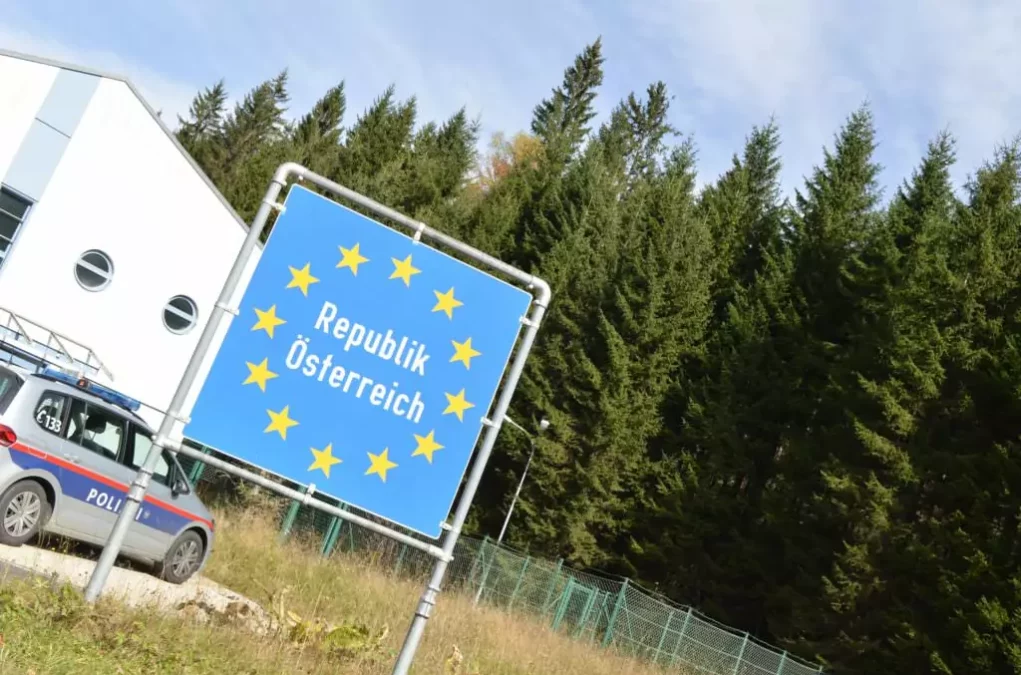 Symbolfoto von 5min.at: Polizei an der österreichischen Staatsgrenze.