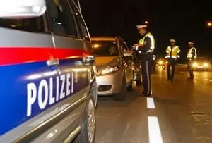 Symbolfoto von 5min.at: Polizisten bei einer Verkehrskontrolle in der Nacht.