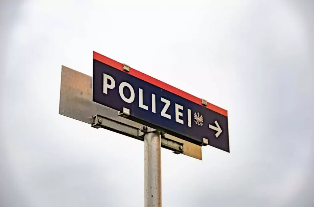 Symbolfoto von 5min.at: Straßenschild der Polizei.