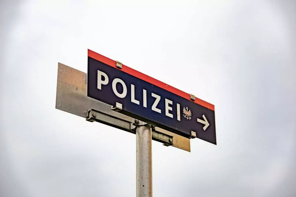Symbolfoto von 5min.at: Straßenschild der Polizei.