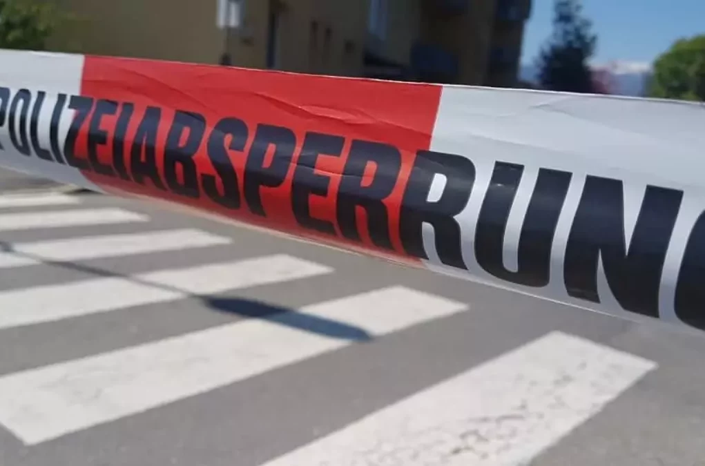 Symbolfoto von 5min.at: Nahaufnahme von einem Absperrband der Polizei.