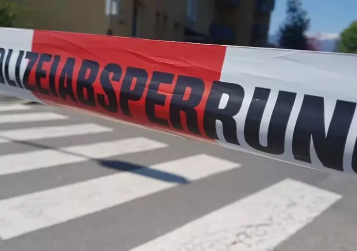 Symbolfoto von 5min.at: Nahaufnahme von einem Absperrband der Polizei.