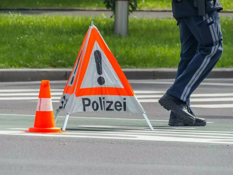 Symbolfoto von 5min.at: Polizei sperrt eine Straße ab.